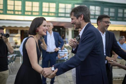 Irene Pardo (directora del festival) y Ernes Urtasun (Ministro de Cultura)