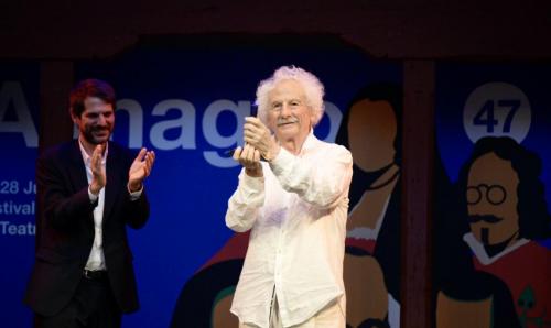 El Brujo recibe su premio Corral de Comedias