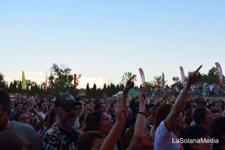 Publico-celebrando-en-concierto-de-Siloe