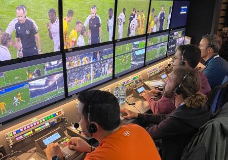 Sala-de-realizacion de la unidad móvil en un partido de LaLiga