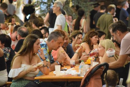 asistentes-en-zona-de-food-truck