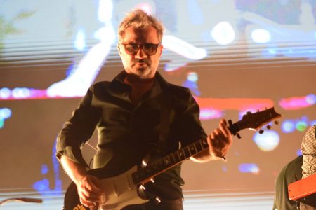componente-de-love-of-lesbian-en-pleno-concierto